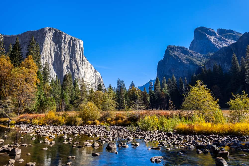 the viewpoint at yosemite valley view with the Merced river and rock cliff faces