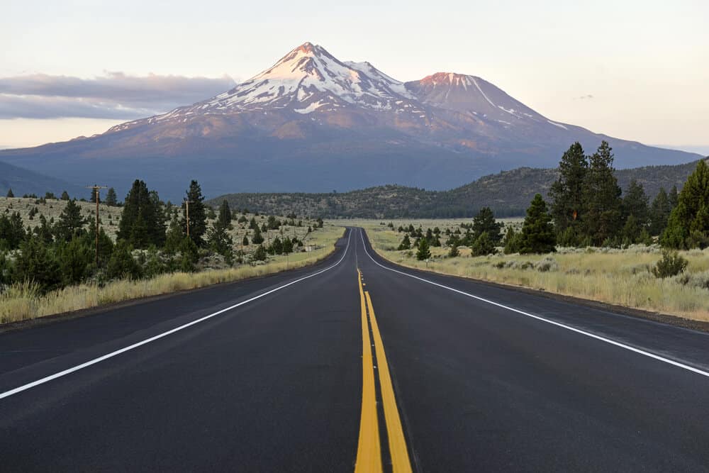 the road leading to mt shasta in the mountains of caliifornia