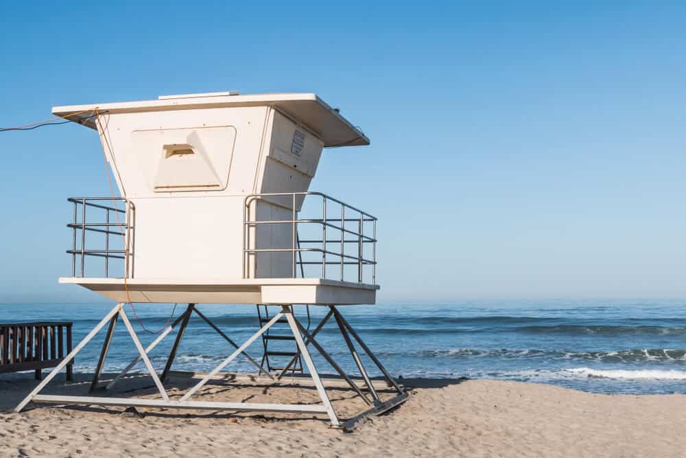 white lifeguard box on moonlight state beach in encinitas