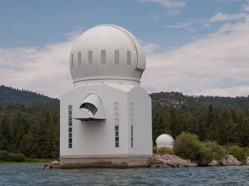 white building with a circle on top of a square, the solar observatory in big bear