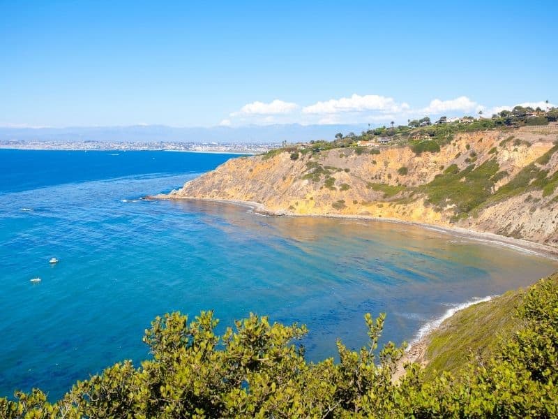 the beautiful rugged coastline of the palos verde peninsula in los angeles, a great afternoon date idea in la