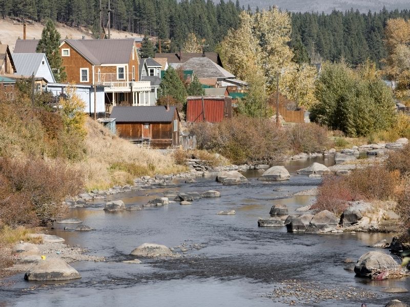 the truckee river and small town houses around the river