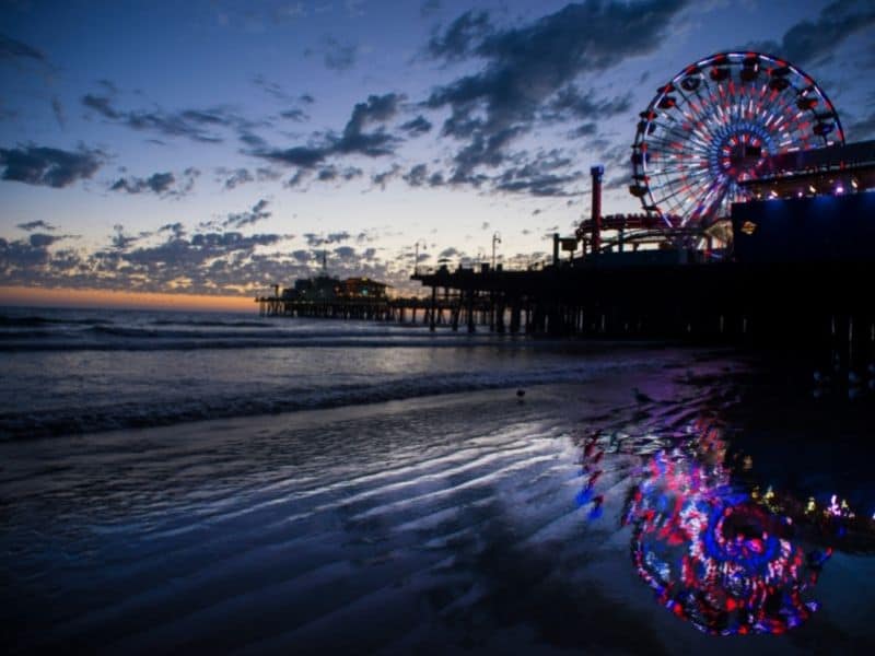 lights on a ferris wheel in the ocean water