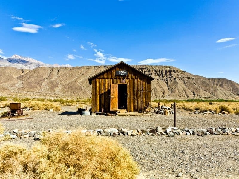 The old jailhouse of Ballarat, surrounded by mountains and desert