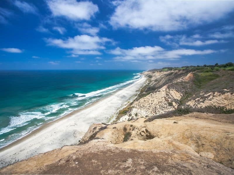 The coastline at Torrey Pines over on the bluffs overlooking the blue and turquoise waters of the Pacific Ocean