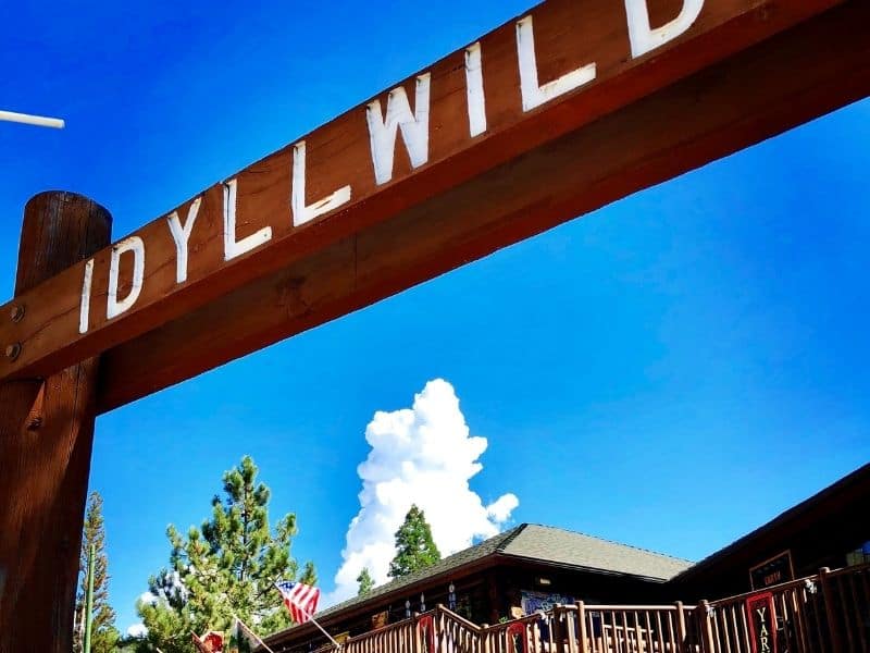 sign for the town of idyllwild in california's mountains