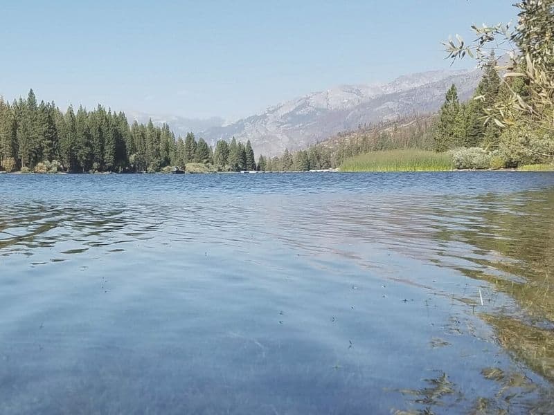 hume lake in kings canyon with peaceful water and mountains