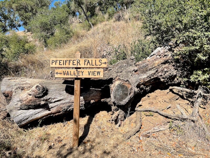 sign you reach when you get near valley view that bifurcates between the waterfall and the overlook